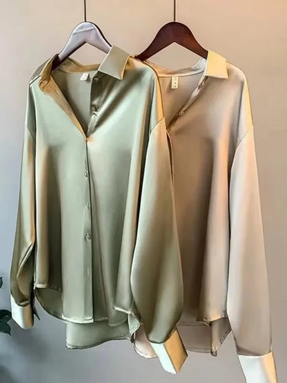 Kvinders Satin Skjorte med Knaplukning | Løs Pasform | Elegant Bluse til Forår og Efterår