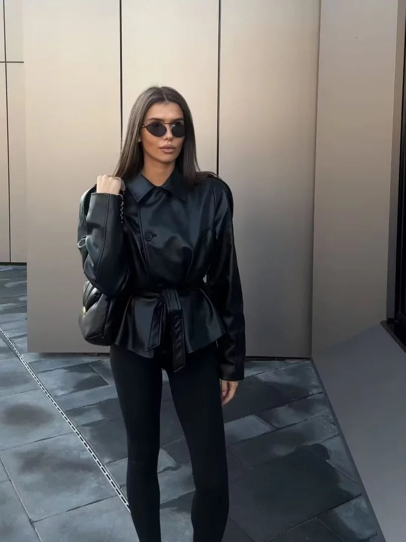 Damejakke i imiteret læder | Bælte i taljen | Kort trenchcoat i moderne stil