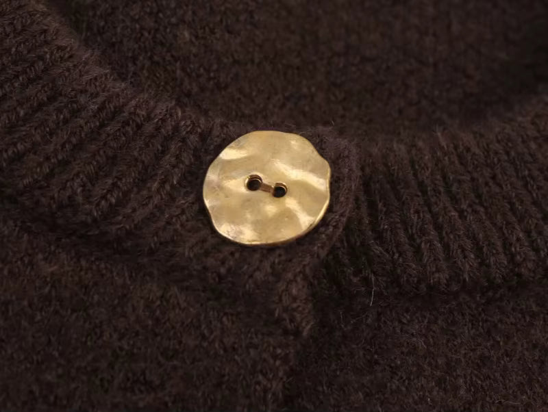 Dame striktrøje | Kaffe-brun farve | Elegant frynsekant & én knap