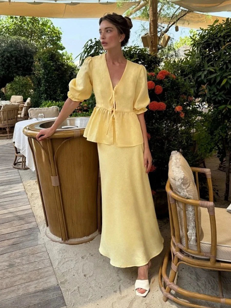 Elegant todelt sæt i bomuld med V-udskæring og lang nederdel