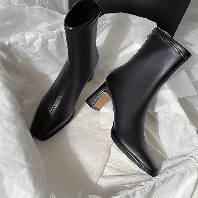 Elegant Ankelstøvle Med Firkantet Snude Og Stabil Hæl