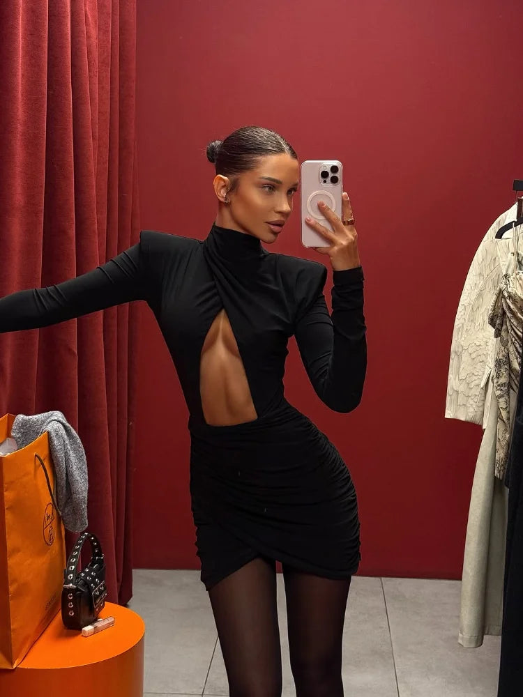 Elegant Sort Mini Kjole | Huldetalje & Rynket Design | Langærmet Party Kjole