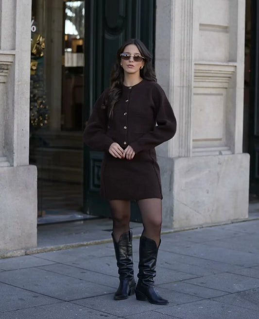 Strikket sæt med elegant cardigan og figurnær nederdel