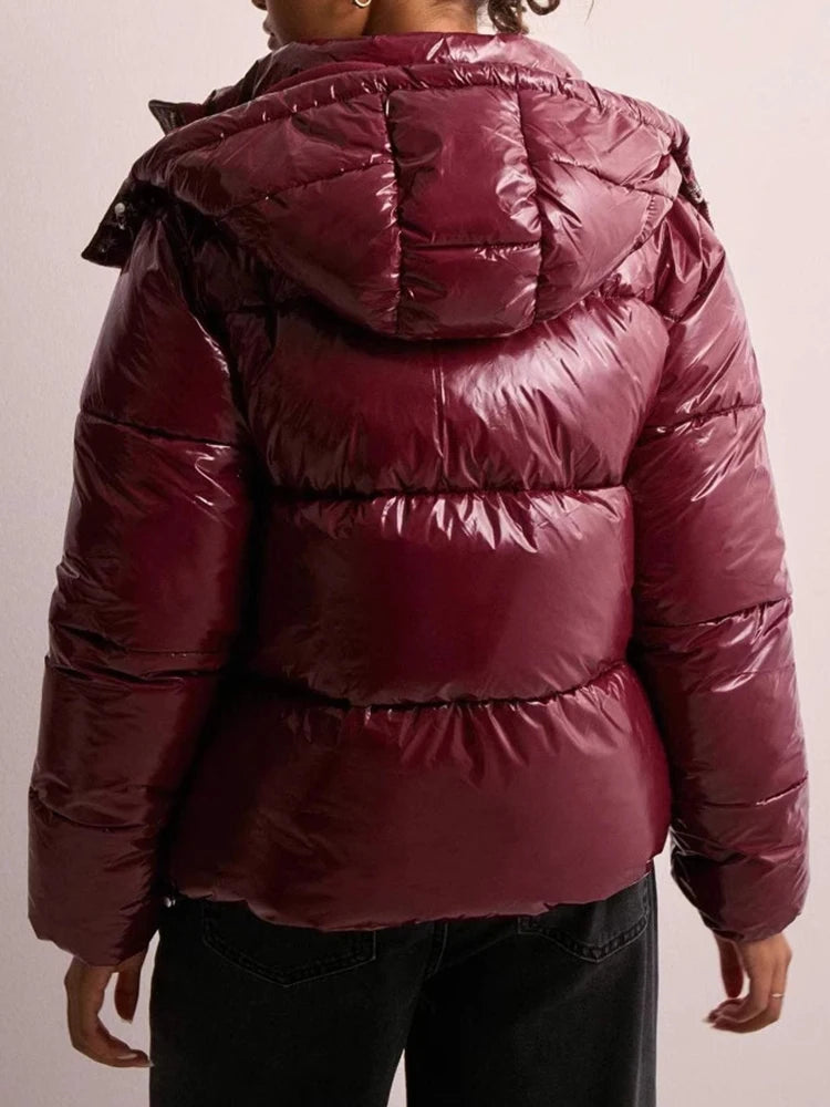 Vatteret jakke med glansfuld finish og praktisk hætte