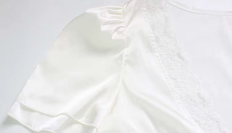 Elegant satin top med V-hals og blonder