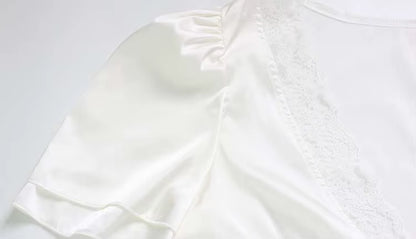 Elegant satin top med V-hals og blonder