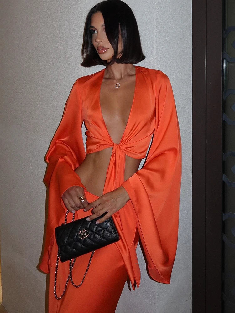 Elegant todelt sæt med bindedetalje og flydende silhuet