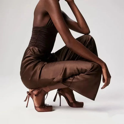 Elegante Høje Hælsko I Satin Med Ankelbånd Og Firkantet Snude