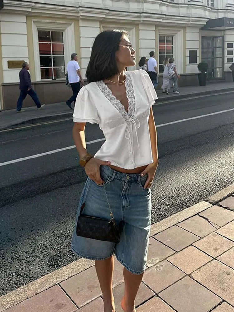 Elegant satin top med V-hals og blonder