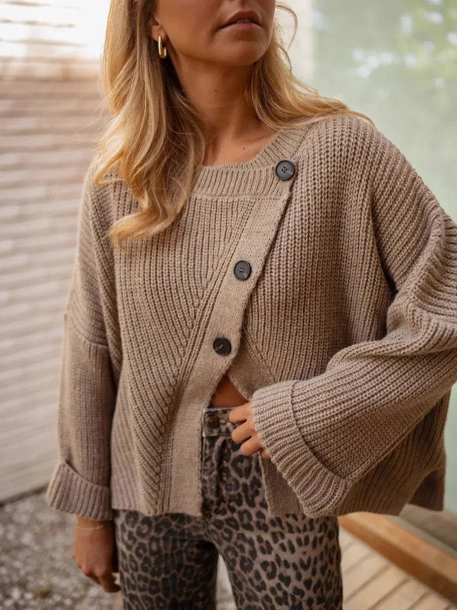 Dame cardigan i strik | Løs pasform | Asymmetrisk design med knapper