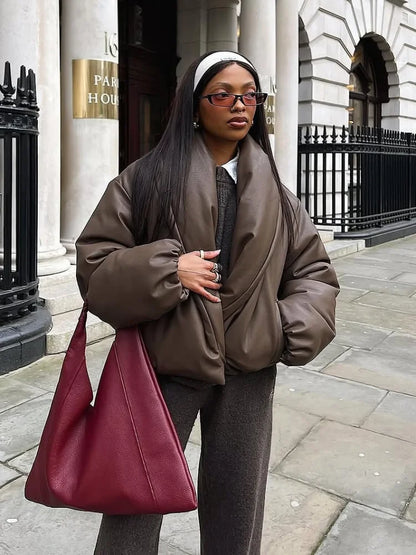 Elegant Kort Faux Leather Bomberjakke Med Voluminøs Krave