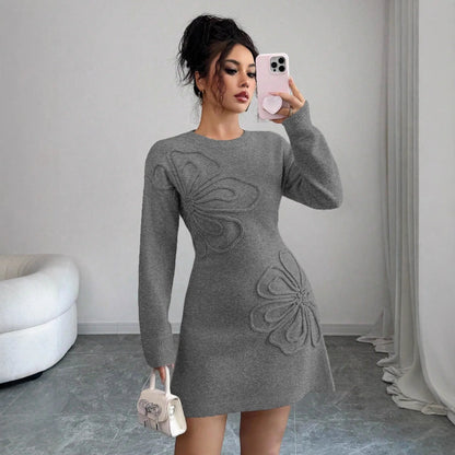 Strikket kjole til kvinder med dekorativ broderet struktur og rund hals