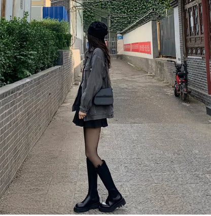 Moderne Knæhøj Støvle Med Chunky Sål Og Stilrent Udtryk