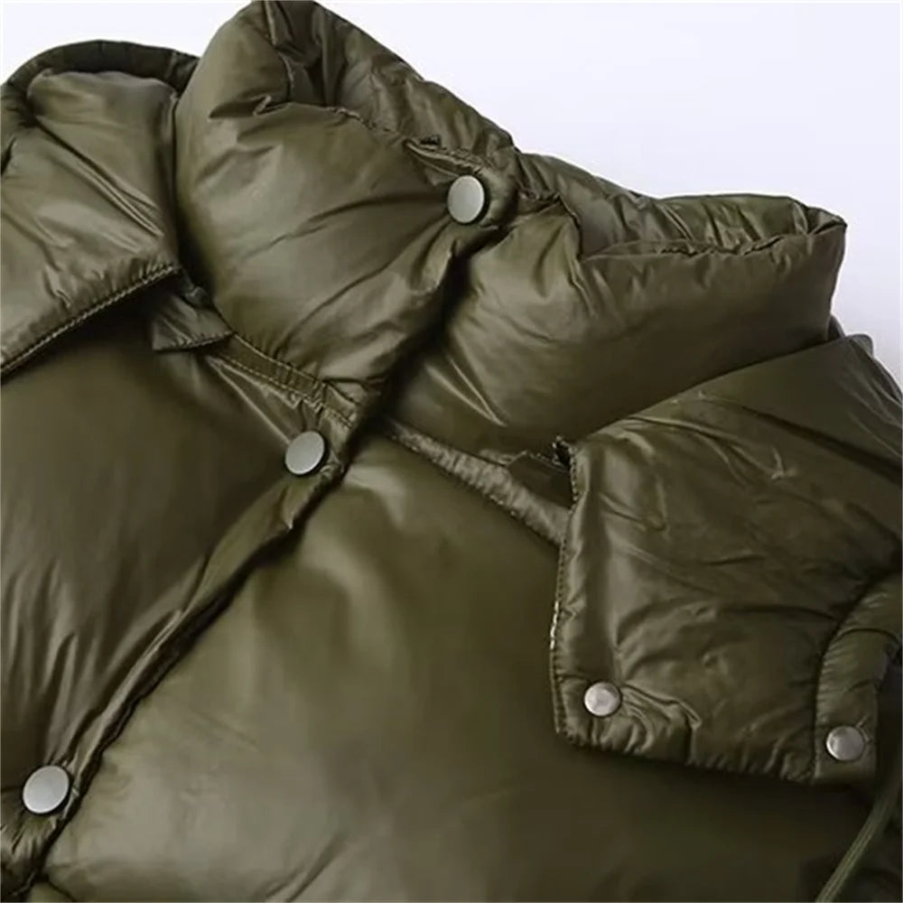 Kort damevinterjakke | Hætte og høj krave | Foret pufferdesign med sidelommer