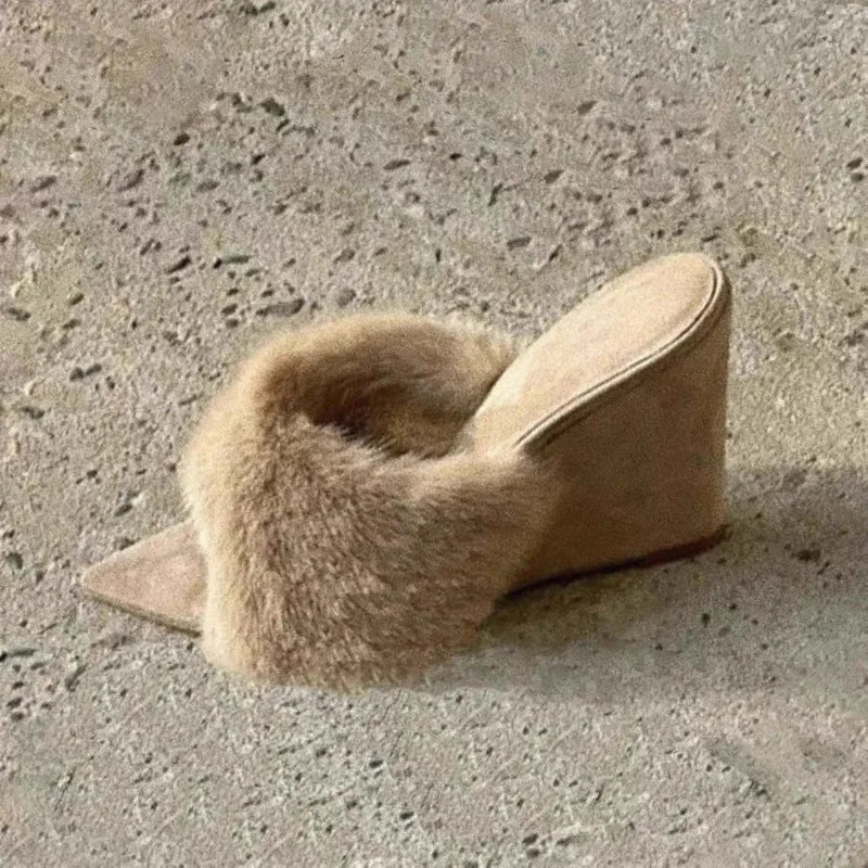 Kvinders kilesandaler med pelsdetalje | Spids tå | Luksuriøs komfort