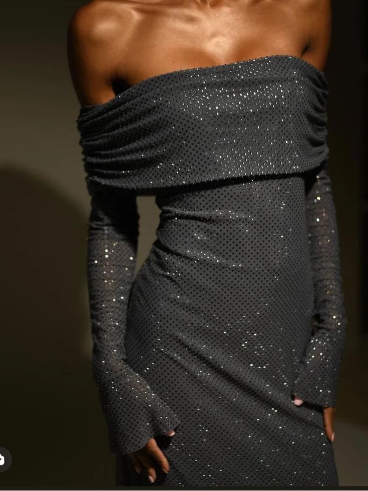 Lang aftenkjole til kvinder | Off-shoulder design med pailletter | Slankt snit og lange ærmer