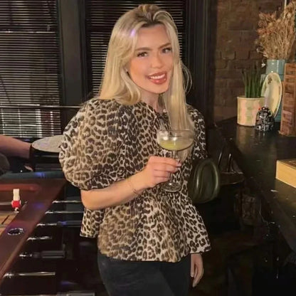 Elegant rynket bluse med pufærmer og bindedetalje til kvinder