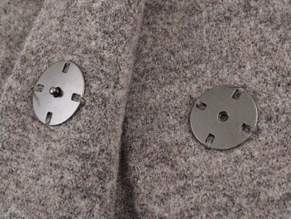 Strikket todelt sæt til kvinder | Kort jakke | Svajet nederdel i minimalistisk design