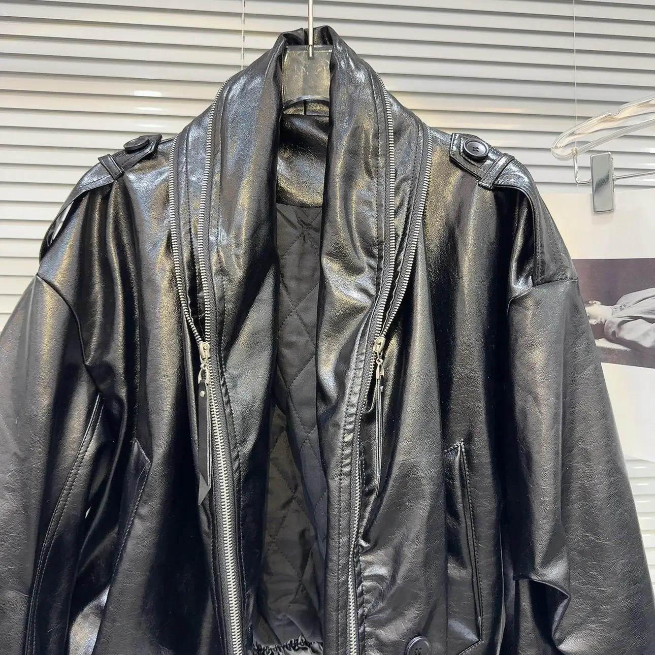 Elegant Kort Faux Leather Jakke Med Dobbeltlukning