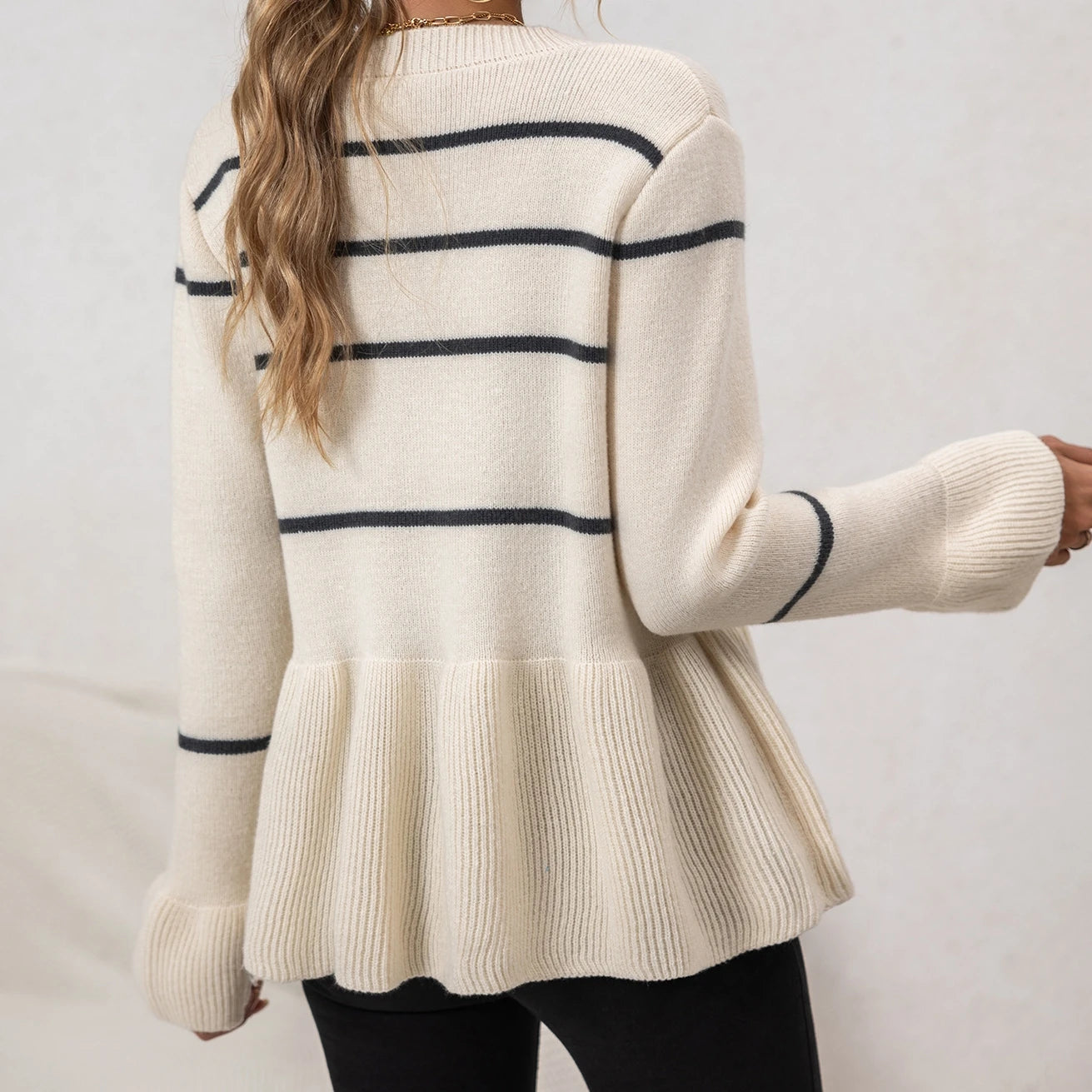 Klassisk damecardigan i strik | V-udskæring | Stribet design med knapper