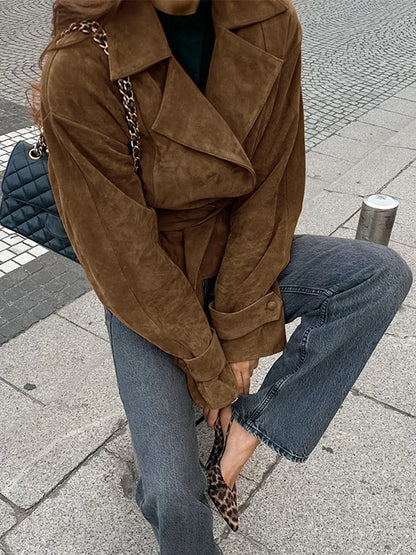 Elegant kort ruskindslignende jakke til kvinder | Sløjfebælte i taljen