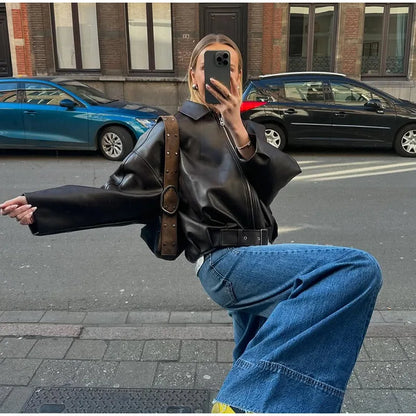 Vintage bomberjakke i imiteret læder | Lynlås og bælte