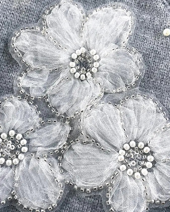 Elegant strikket cardigan til kvinder med dekorative blomsterdetaljer