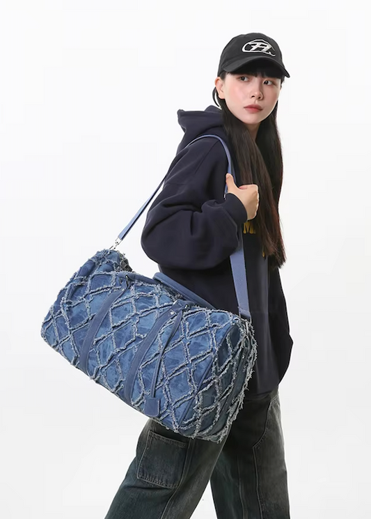 Stor denim duffelbag med struktureret design og rummelig kapacitet