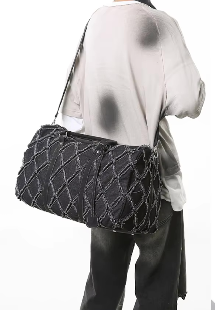 Stor denim duffelbag med struktureret design og rummelig kapacitet