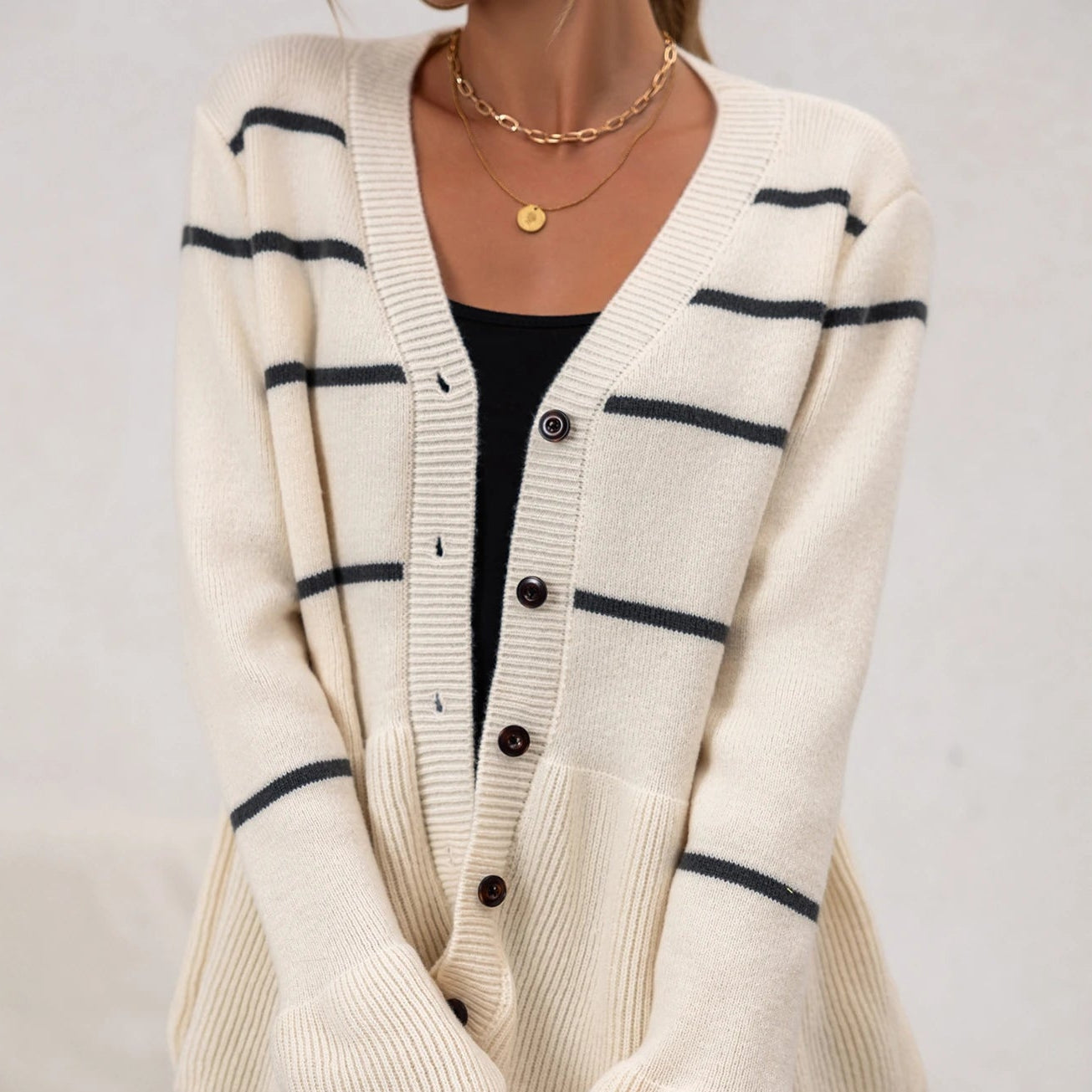 Klassisk damecardigan i strik | V-udskæring | Stribet design med knapper