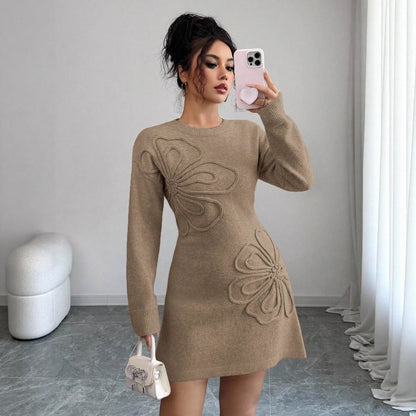 Strikket kjole til kvinder med dekorativ broderet struktur og rund hals