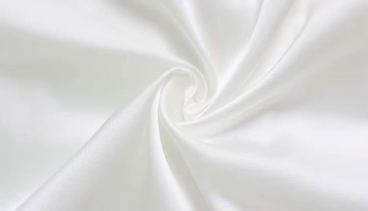 Elegant satin top med V-hals og blonder