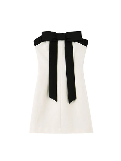 Elegant stropløs minikjole til kvinder med slank pasform og dekorativ sløjfe