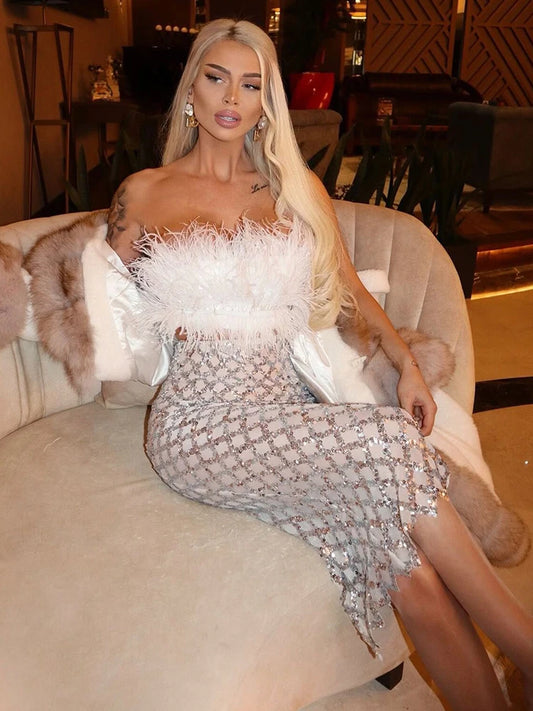 Elegant to-delt sæt til kvinder | Fjer­top | Lang dekorativ maxinederdel med glitrende detaljering