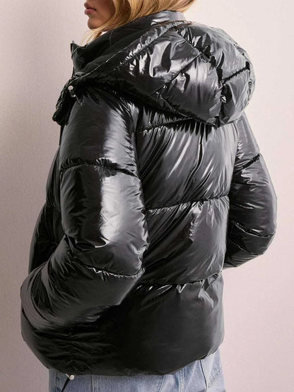 Vatteret jakke med glansfuld finish og praktisk hætte