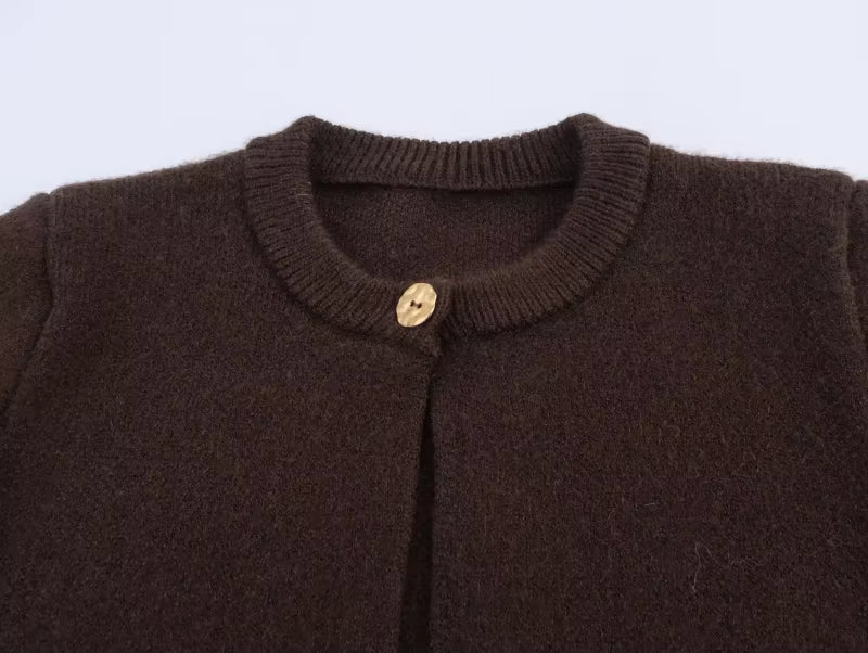 Dame striktrøje | Kaffe-brun farve | Elegant frynsekant & én knap