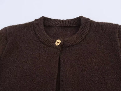 Dame striktrøje | Kaffe-brun farve | Elegant frynsekant & én knap