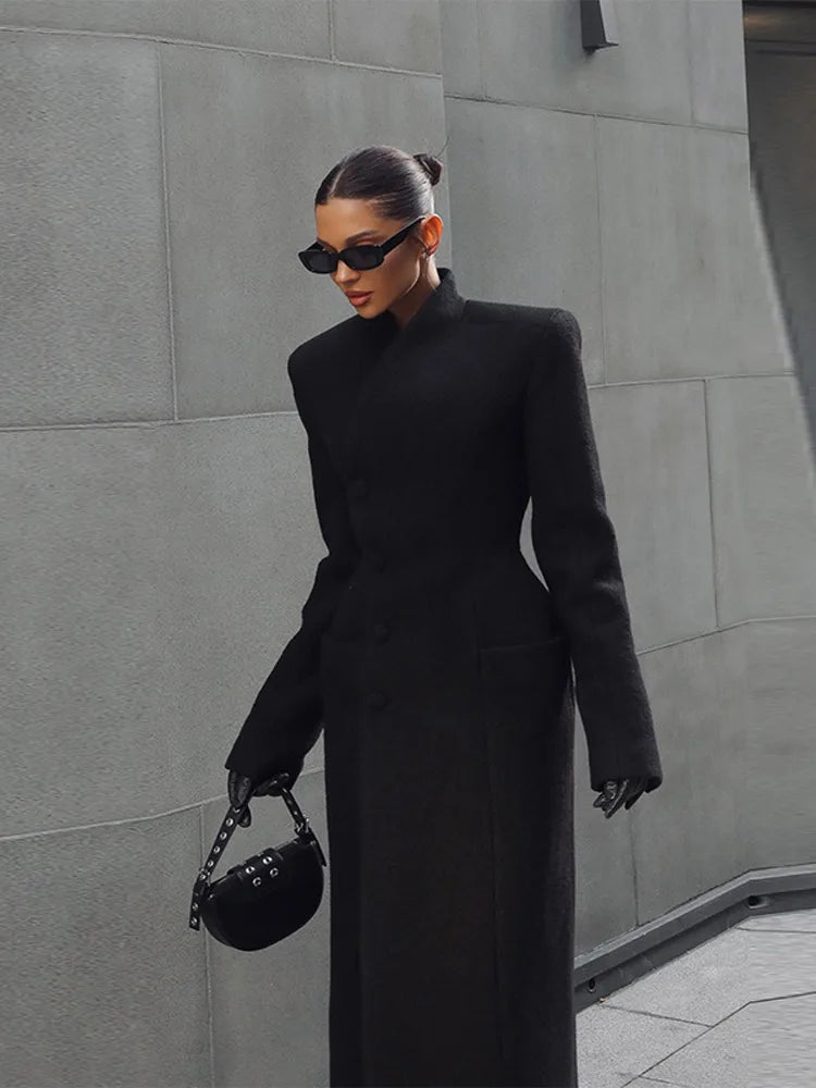 Elegant Lang Uldinspireret Frakke Med Skulderpuder Og Diagonal Knappelukning