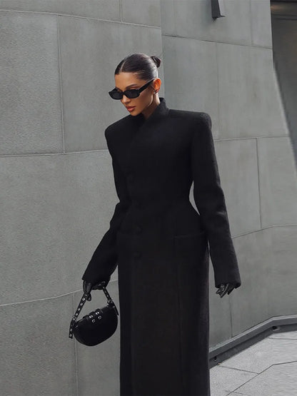 Elegant Lang Uldinspireret Frakke Med Skulderpuder Og Diagonal Knappelukning