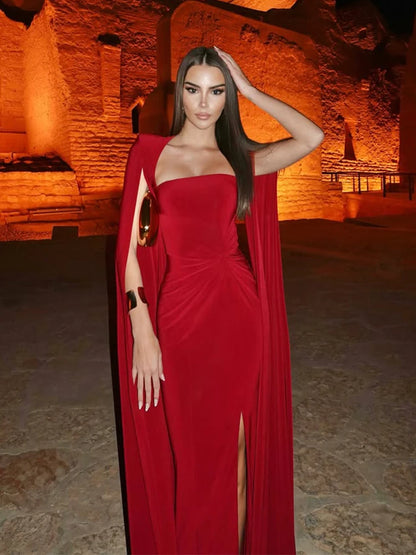 Elegant ærmeløs aftenkjole med slids og strukturerede skuldre