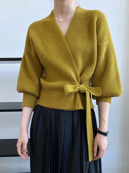 Elegant ribstrikket wrap-cardigan med bindebånd