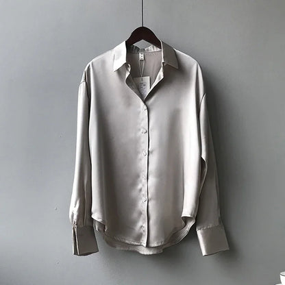 Kvinders Satin Skjorte med Knaplukning | Løs Pasform | Elegant Bluse til Forår og Efterår