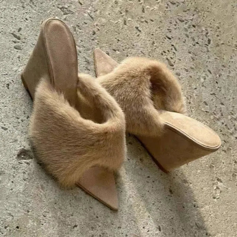 Kvinders kilesandaler med pelsdetalje | Spids tå | Luksuriøs komfort