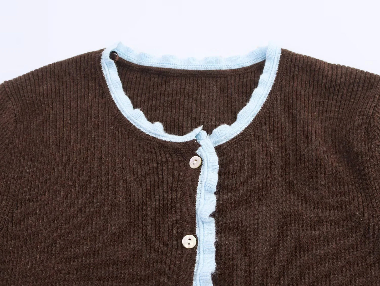 Sød kortærmet cardigan i ribstrik med feminine kanter og elegant kontrastdetalje