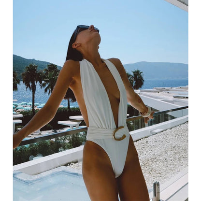 Minimalistisk bikini­sæt med sarongnederdel | Elegant tredelt strandlook