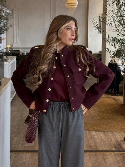Dame jakke med guldknapper | Kort design med lommer | Elegant overgangsjakke