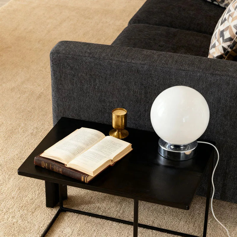 Nordisk Bordlampe med Rund Glaskugle | Minimalistisk Design til Stuen eller Natbord