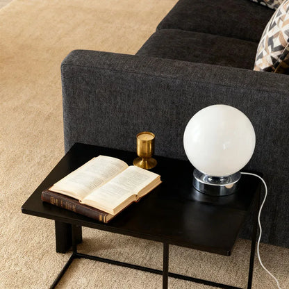 Nordisk Bordlampe med Rund Glaskugle | Minimalistisk Design til Stuen eller Natbord