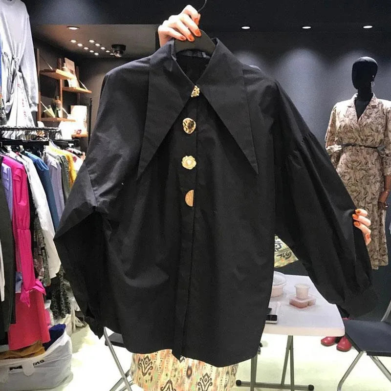 Elegant skjorte til kvinder med dekorative knapper og markant krave