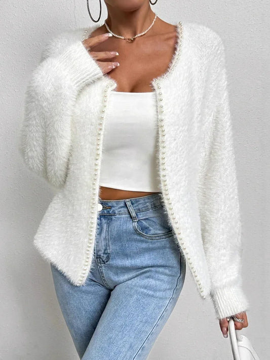 Elegant damecardigan i blød strik | Perledetaljer | V-udskæring